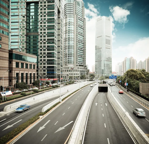 Trafik i shanghai finansiella center distrikt — Stockfoto
