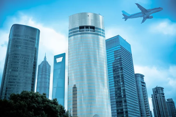 Flygplan och modern stad — Stockfoto