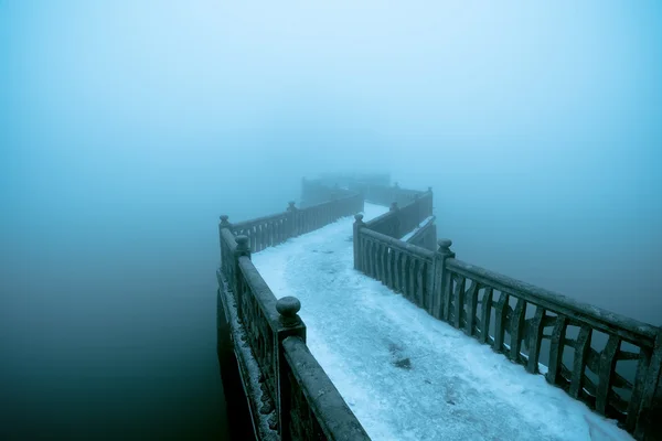Zigzag ponte no nevoeiro — Fotografia de Stock