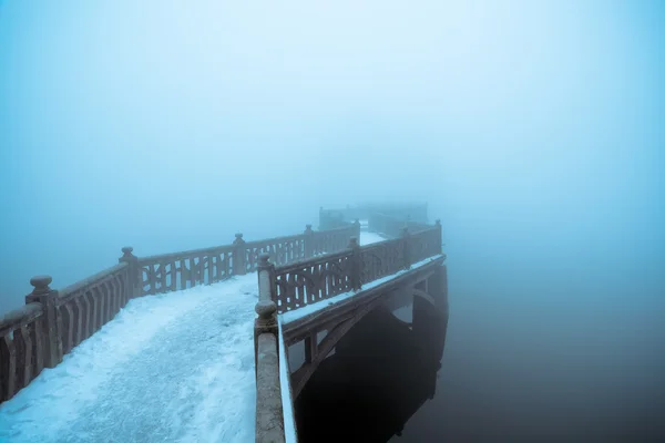 Nebel und Zickzack-Brücke — Stockfoto