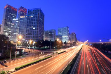 Pekin cityscape alacakaranlıkta trafik ile