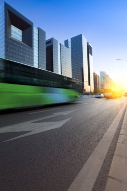 modern şehir gece karanlığında sokak