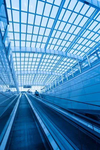 Escaleras mecánicas en el interior moderno aeropuerto — Foto de Stock