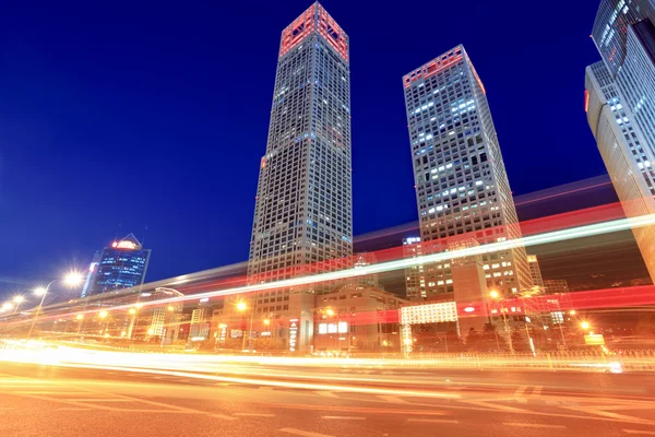 Modernes Stadtbild mit Verkehr in der Abenddämmerung — Stockfoto
