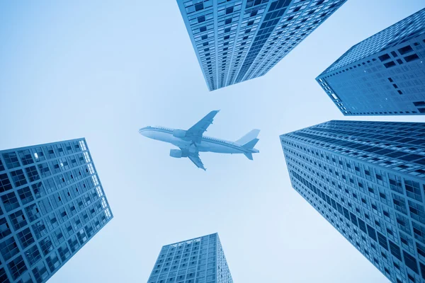 Vliegtuig en modern gebouw — Stockfoto
