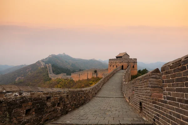 Великая китайская стена в осенние сумерки — стоковое фото