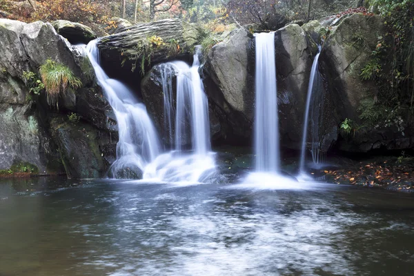 Podzimní vodopád na fondu černý drak — Stock fotografie