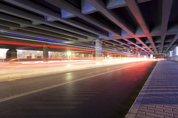 Verkeer onder het viaduct — Stockfoto