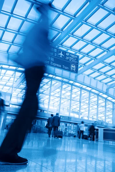 Passagerare rörelseoskärpa i flygplats — Stockfoto