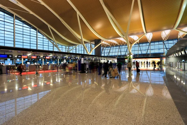 Binnenin de terminal van de luchthaven — Stockfoto