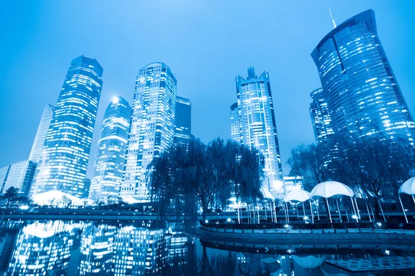 Scena notturna di Shanghai centrale verde terra — Foto Stock