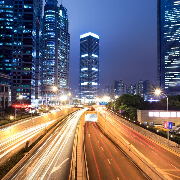 Nachts leichte Spuren am Shanghaier Finanzzentrum — Stockfoto