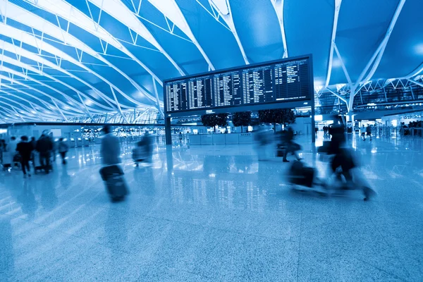 Passagier en vlucht informatiebord in luchthaven — Stockfoto