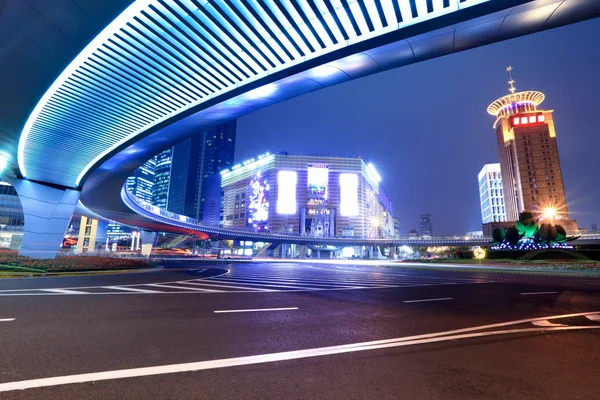 Cidade moderna à noite em shanghai — Fotografia de Stock