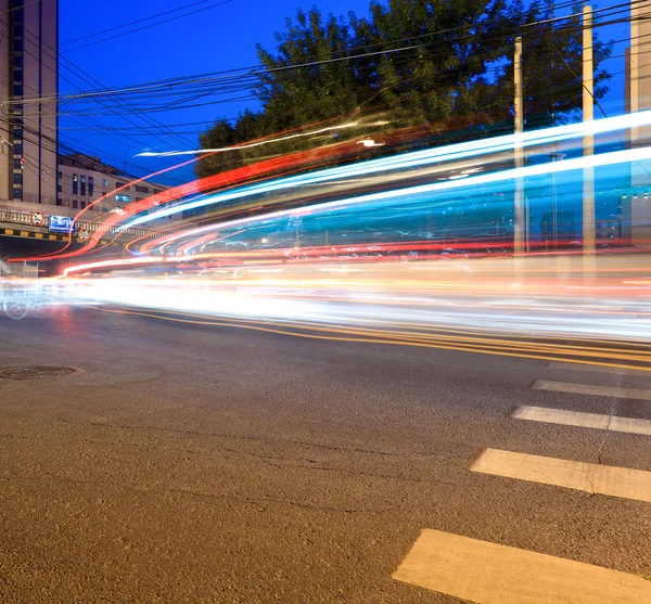 Światło trasy na ulicy w nocy — Zdjęcie stockowe