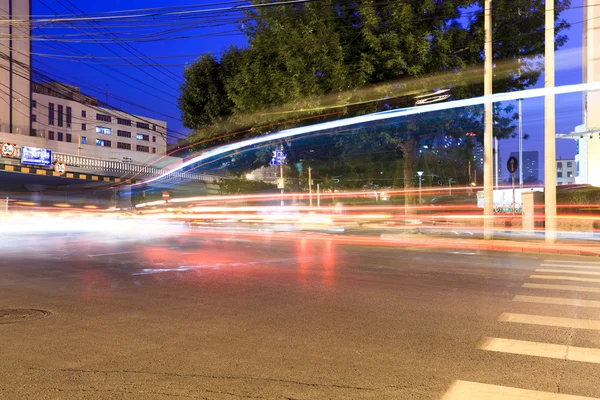 Light traces from moving cars at night — Stock Photo, Image