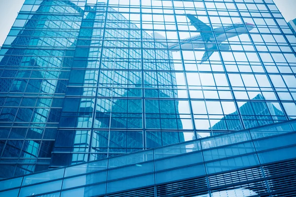 Aircraft reflected in the building curtain wall — Stock Photo, Image