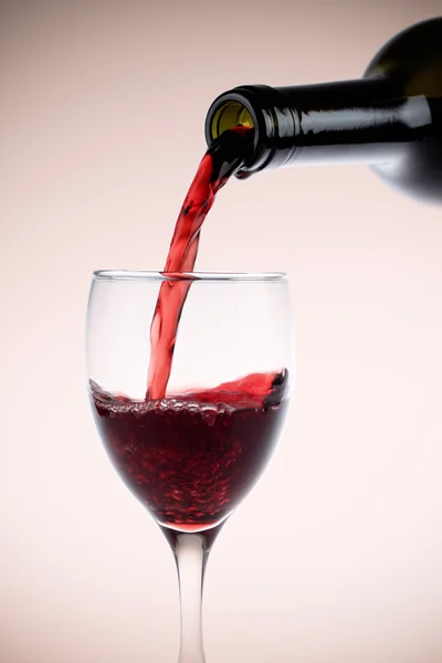 Sticlă și sticlă de vin roșu — Fotografie, imagine de stoc