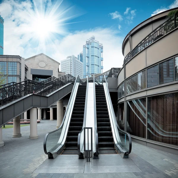 Ciudad escaleras mecánicas al aire libre — Foto de Stock