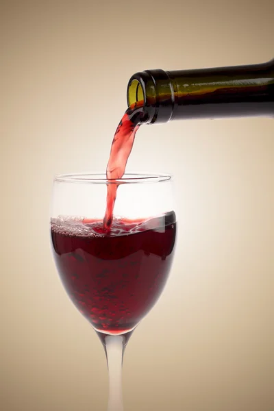 Rode wijn, gieten met glas en fles — Stockfoto