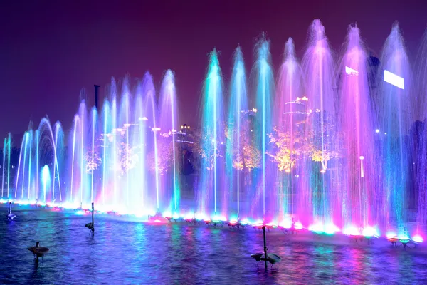 Fontana d'acqua di notte — Foto Stock