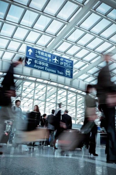 Flou en mouvement dans le hall d'aéroport moderne — Photo