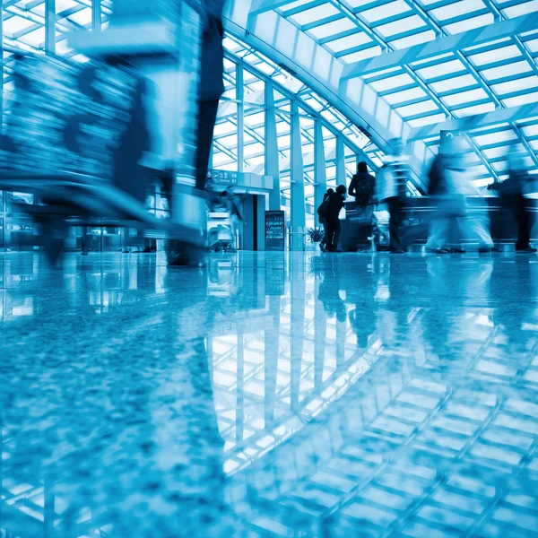 Passengers walking in the airport terminal — Stock Photo, Image