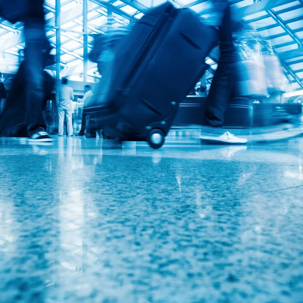 Vandrande flygplats passagerare med rörelseoskärpa — Stockfoto