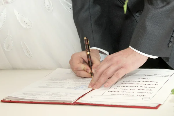Подпись свадебного документа — стоковое фото