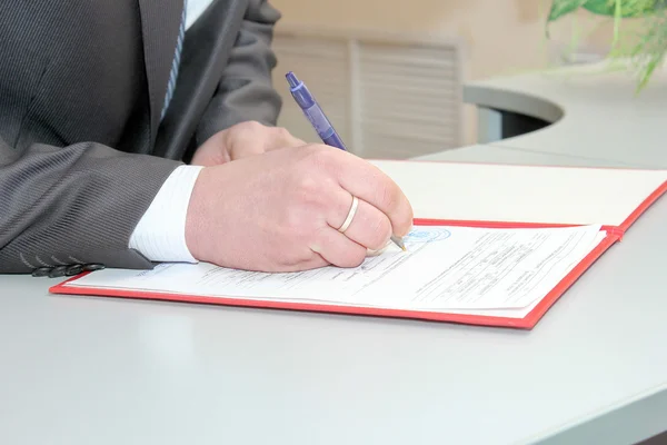 Υπογραφή εγγράφου γάμου — Φωτογραφία Αρχείου