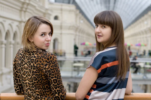 Zwei Freundinnen gehen in einem Geschäft — Stockfoto