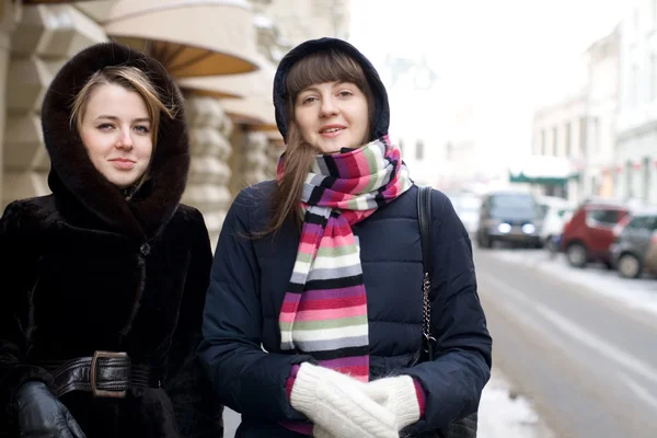 Zwei Freundinnen gehen draußen spazieren — Stockfoto