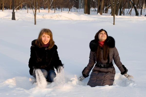 Twee vrouwelijke vrienden wandelen in het park — Stockfoto