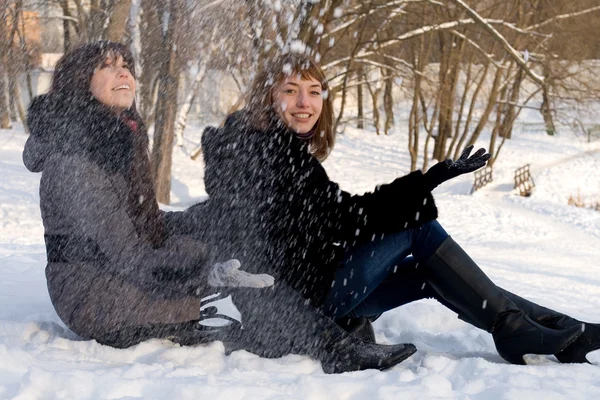Twee vrouwelijke vrienden wandelen in het park in de winter — Stockfoto