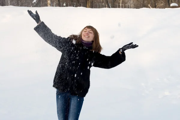 Προσωπογραφία κοριτσιού περπάτημα στο πάρκο το χειμώνα — Φωτογραφία Αρχείου