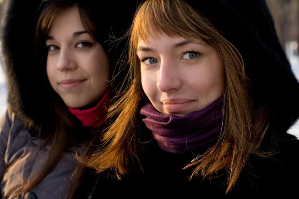 Zwei Freundinnen spazieren im Winter im Park — Stockfoto