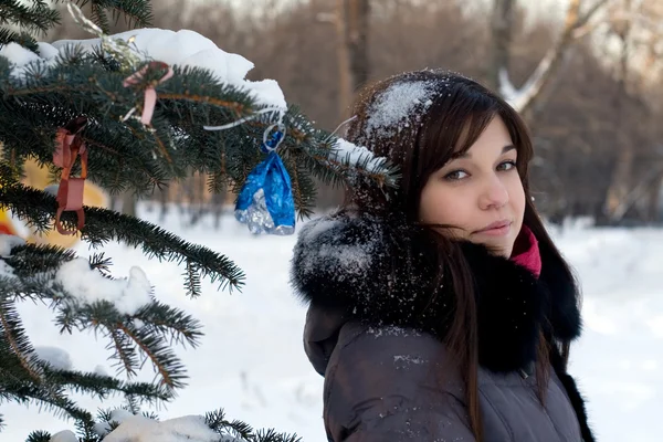 Portrét dívky, procházky v parku v zimě — Stock fotografie