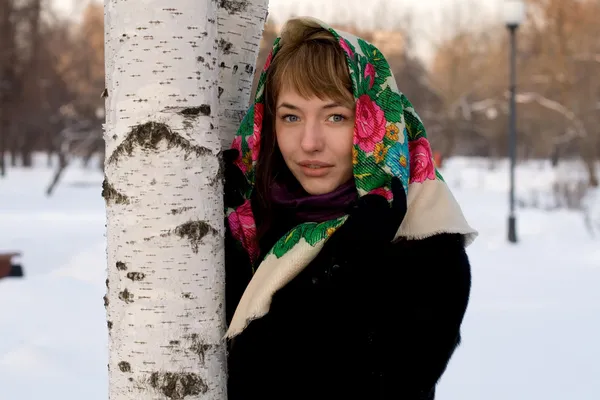 Kışın parkta yürüyen bir kızın portresi — Stok fotoğraf