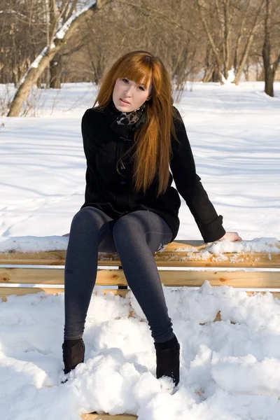 小女孩在冬天走在公园的肖像 — 图库照片
