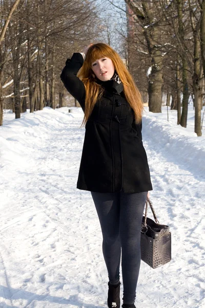 Портрет девушки, гуляющей в парке зимой — стоковое фото
