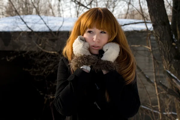 Portrait of a girl walking in park in winter — Stock Photo, Image