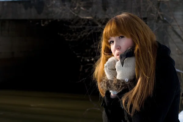 Портрет девушки, гуляющей в парке зимой — стоковое фото