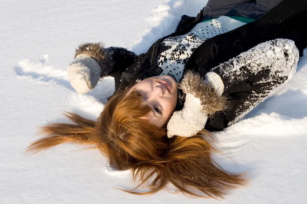 Retrato de una chica acostada en la nieve — Foto de Stock