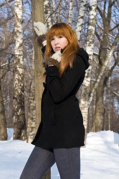 冬の公園を歩いて女の子の肖像画 — ストック写真
