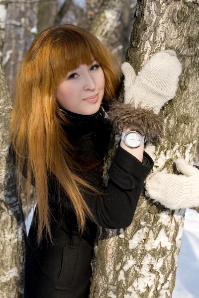 Porträt eines Mädchens, das im Winter im Park spaziert — Stockfoto