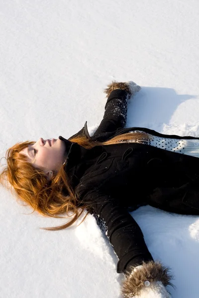 Portrét dívky leží na sněhu — Stock fotografie