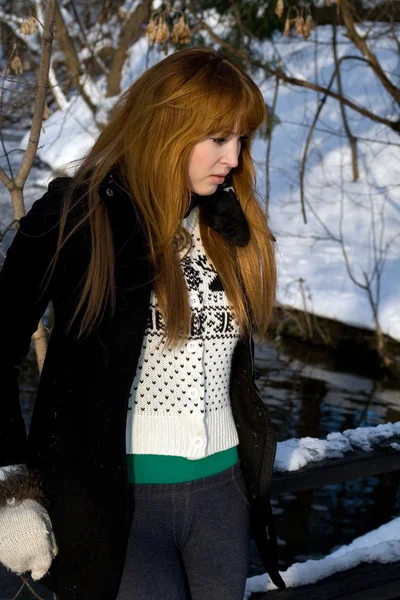 Porträtt av en flicka som går i park i vinter — Stockfoto