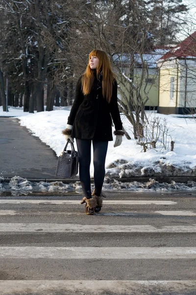 Retrato de una niña caminando en el parque en invierno — Foto de Stock