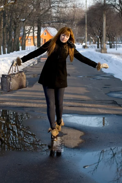 Kışın parkta yürüyen bir kızın portresi — Stok fotoğraf
