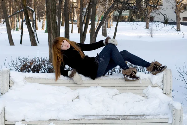 Portrait d'une fille marchant dans le parc en hiver — Photo